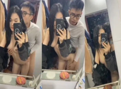 Đôi bạn trẻ ân ái nhau trước gương